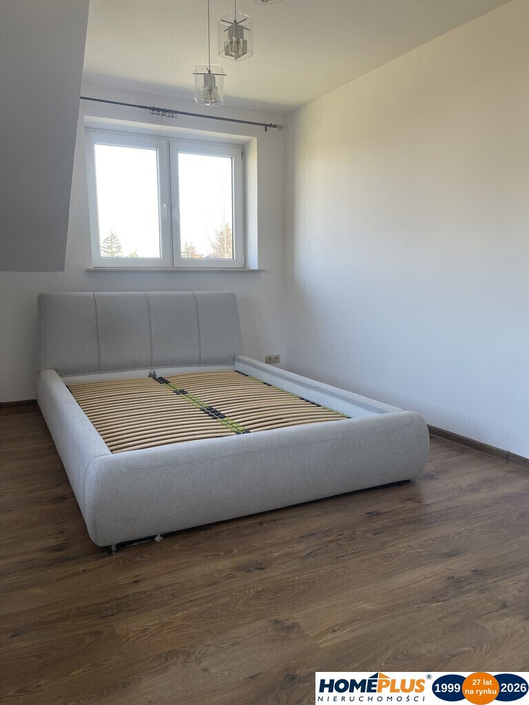 Dom wolnostojący, dwulokalowy z 2 garażami.