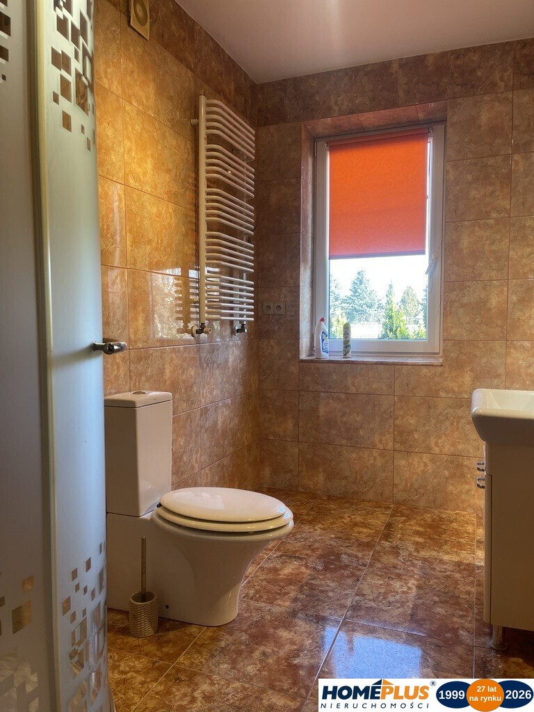 Dom wolnostojący, dwulokalowy z 2 garażami.