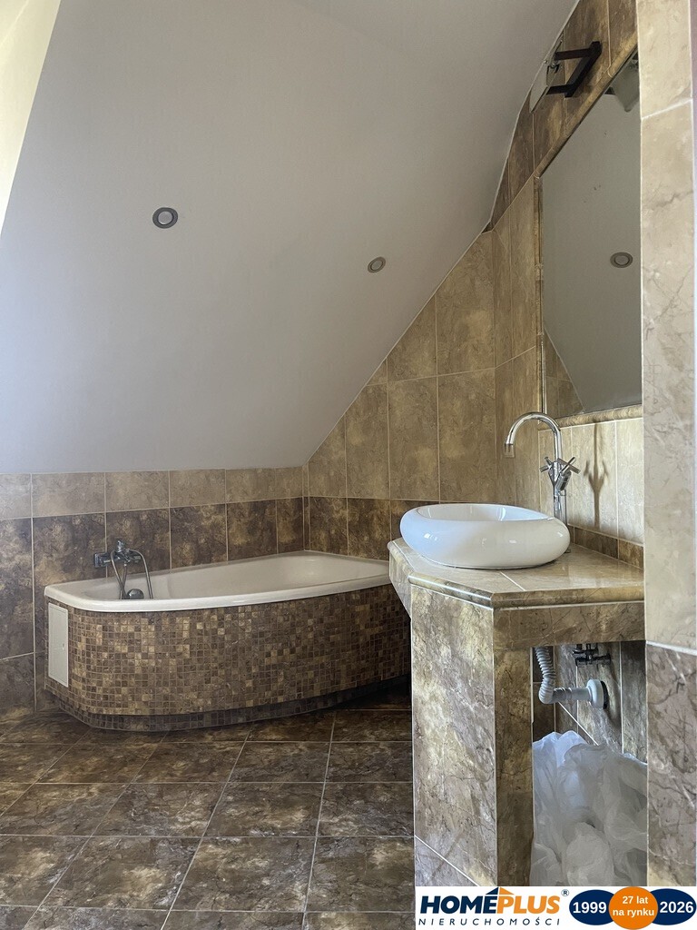 Dom wolnostojący, dwulokalowy z 2 garażami.