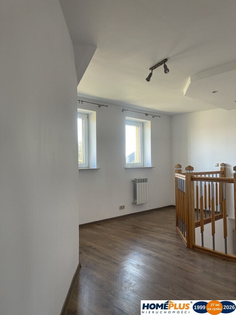 Dom wolnostojący, dwulokalowy z 2 garażami.