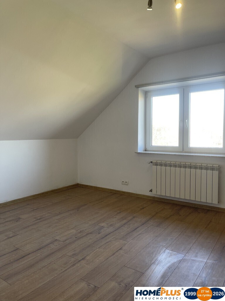 Dom wolnostojący, dwulokalowy z 2 garażami.