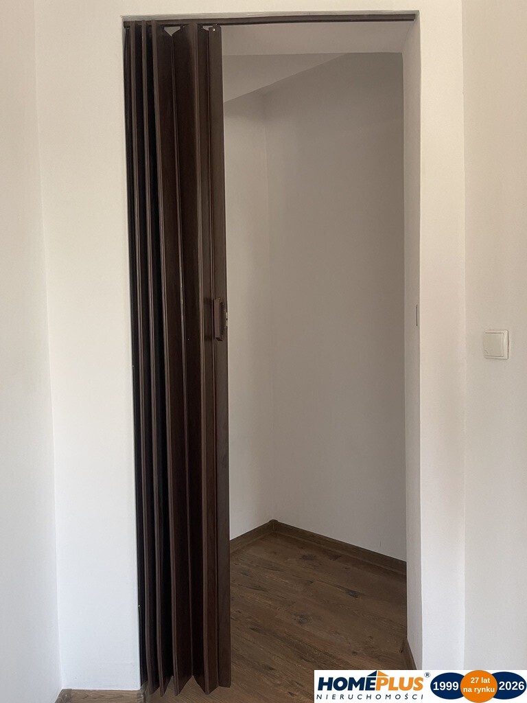 Dom wolnostojący, dwulokalowy z 2 garażami.