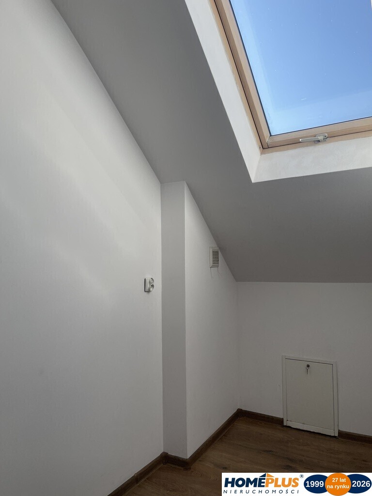 Dom wolnostojący, dwulokalowy z 2 garażami.