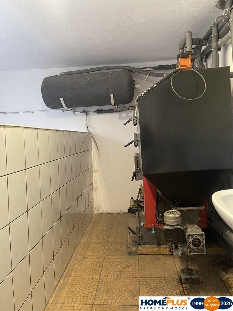 Dom wolnostojący, dwulokalowy z 2 garażami.