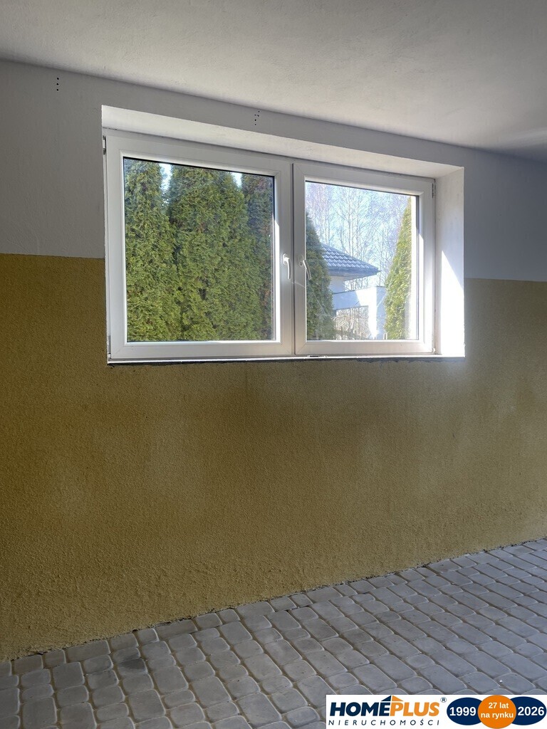 Dom wolnostojący, dwulokalowy z 2 garażami.