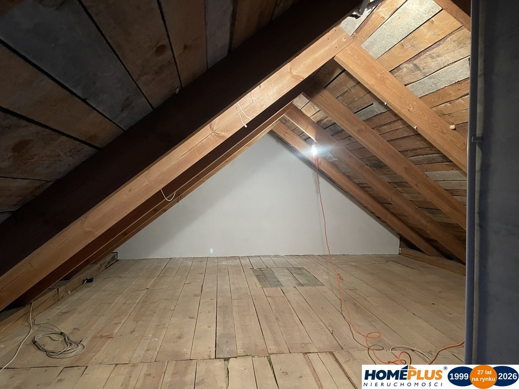 Dom wolnostojący, dwulokalowy z 2 garażami.