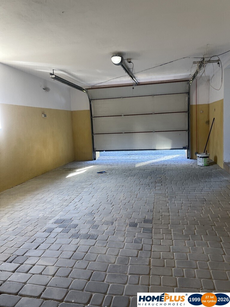 Dom wolnostojący, dwulokalowy z 2 garażami.