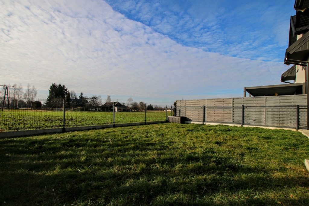 nowoczesny dom w zabudowie bliźniaczej, ogródek