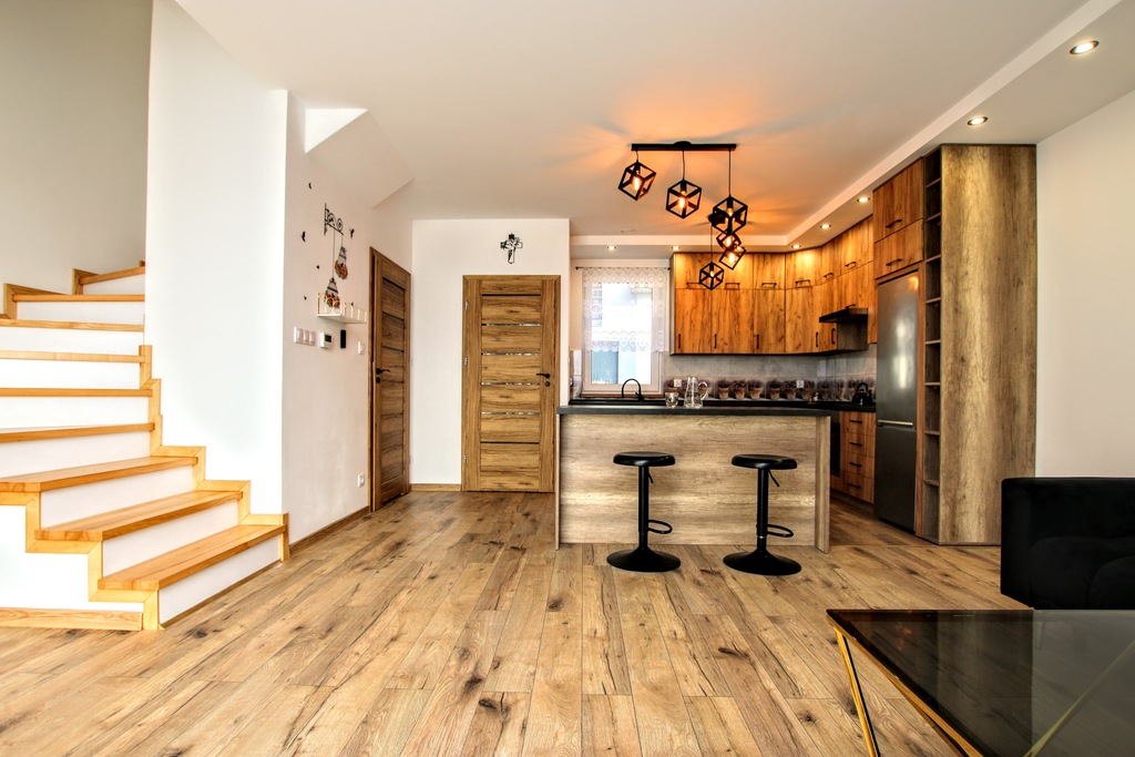 nowoczesny dom w zabudowie bliźniaczej, ogródek