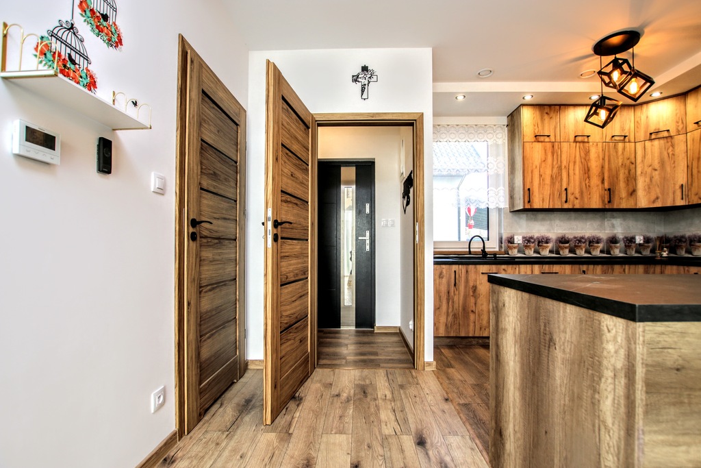 nowoczesny dom w zabudowie bliźniaczej, ogródek