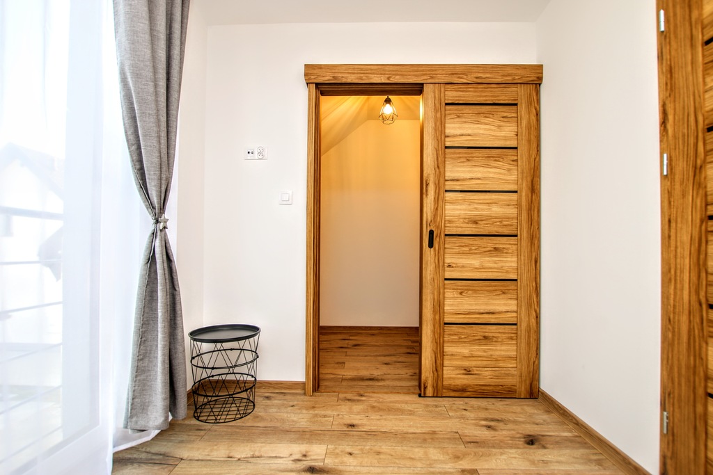 nowoczesny dom w zabudowie bliźniaczej, ogródek