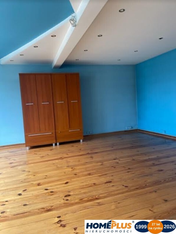 Dom dla pracowników z przestronnymi pokojami.