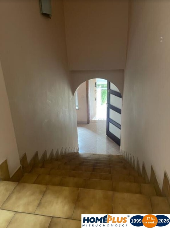 Dom dla pracowników z przestronnymi pokojami.