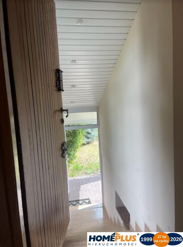 Dom dla pracowników z przestronnymi pokojami.