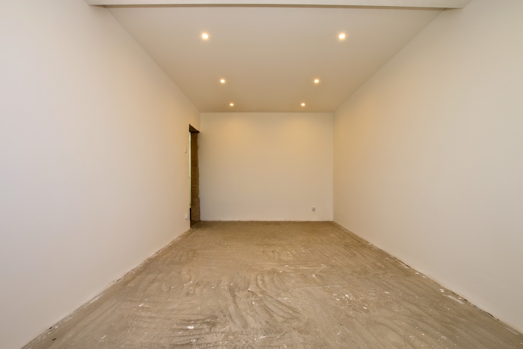 po remoncie - stan deweloperski, oddzielna kuchnia