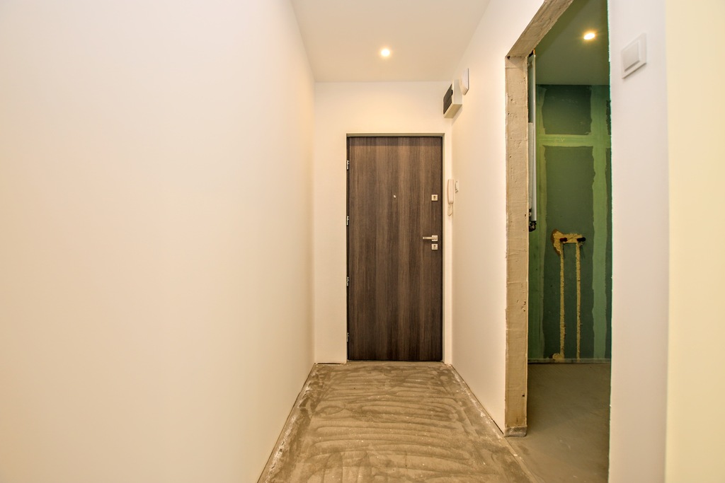 po remoncie - stan deweloperski, oddzielna kuchnia