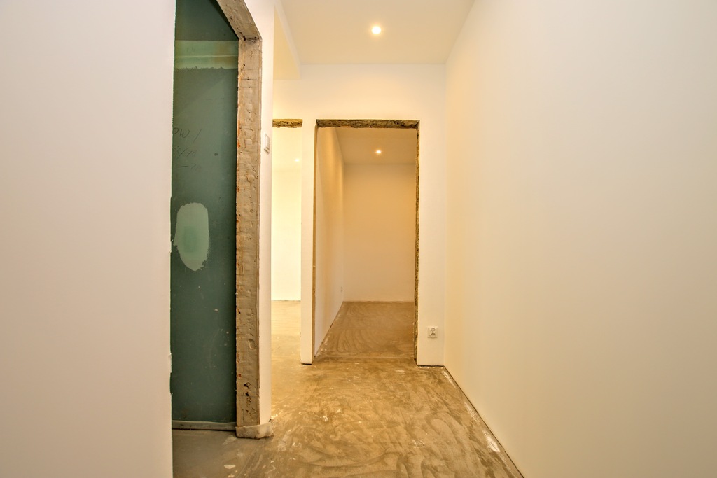 po remoncie - stan deweloperski, oddzielna kuchnia