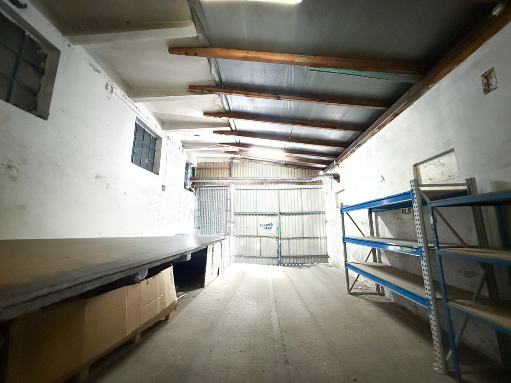 Duża hala magazynowa typu wiata z placem dla TIR