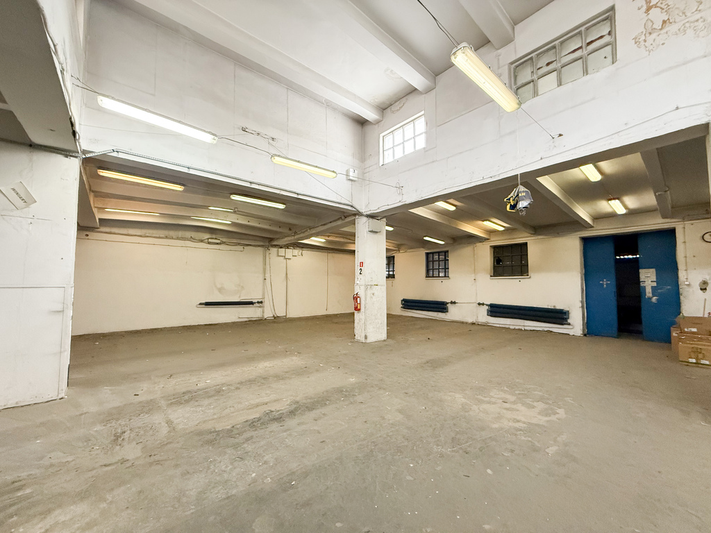 Hala magazynowa z placem dla TIR i rampą