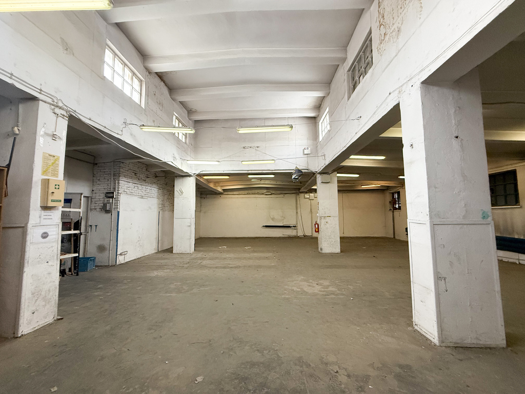 Hala magazynowa z placem dla TIR i rampą