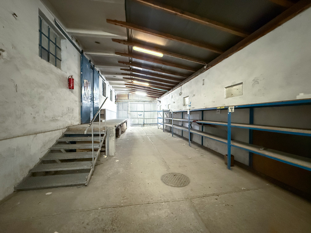 Duża hala magazynowa typu wiata z placem dla TIR