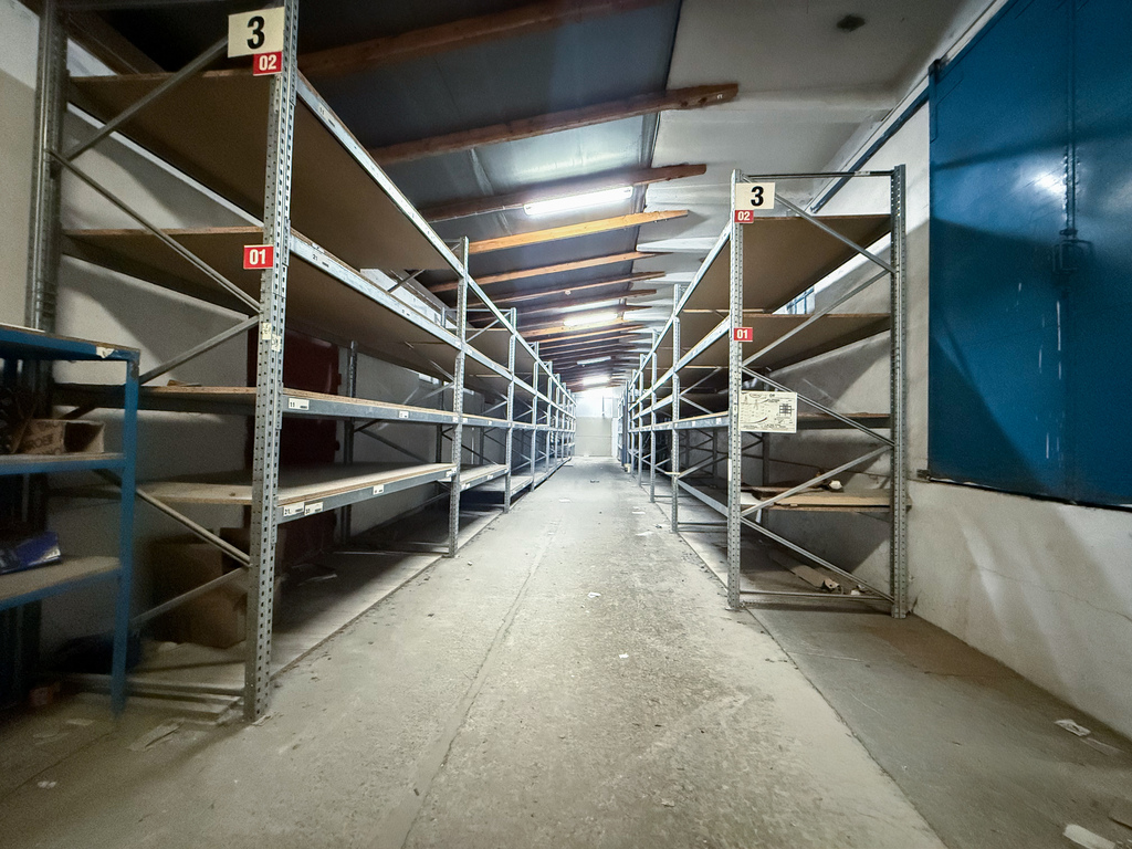 Duża hala magazynowa typu wiata z placem dla TIR