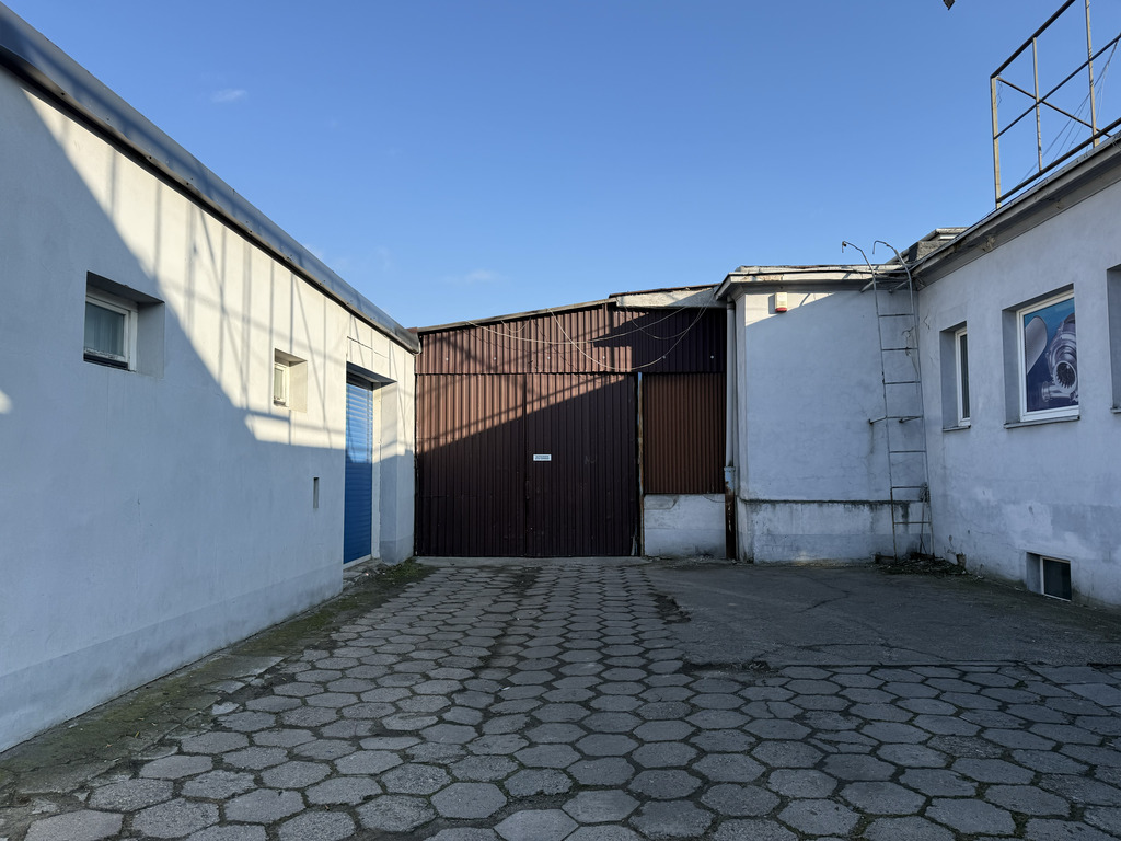 Duża hala magazynowa typu wiata z placem dla TIR