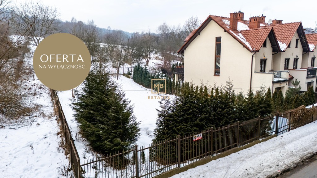 Działka w otoczeniu zieleni.