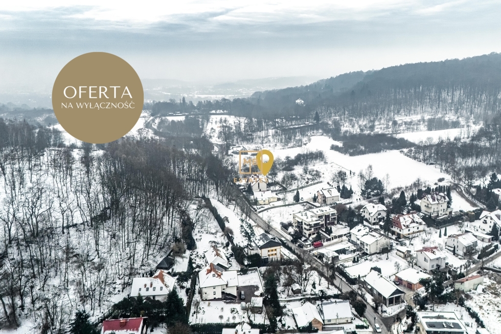 Działka w otoczeniu zieleni.