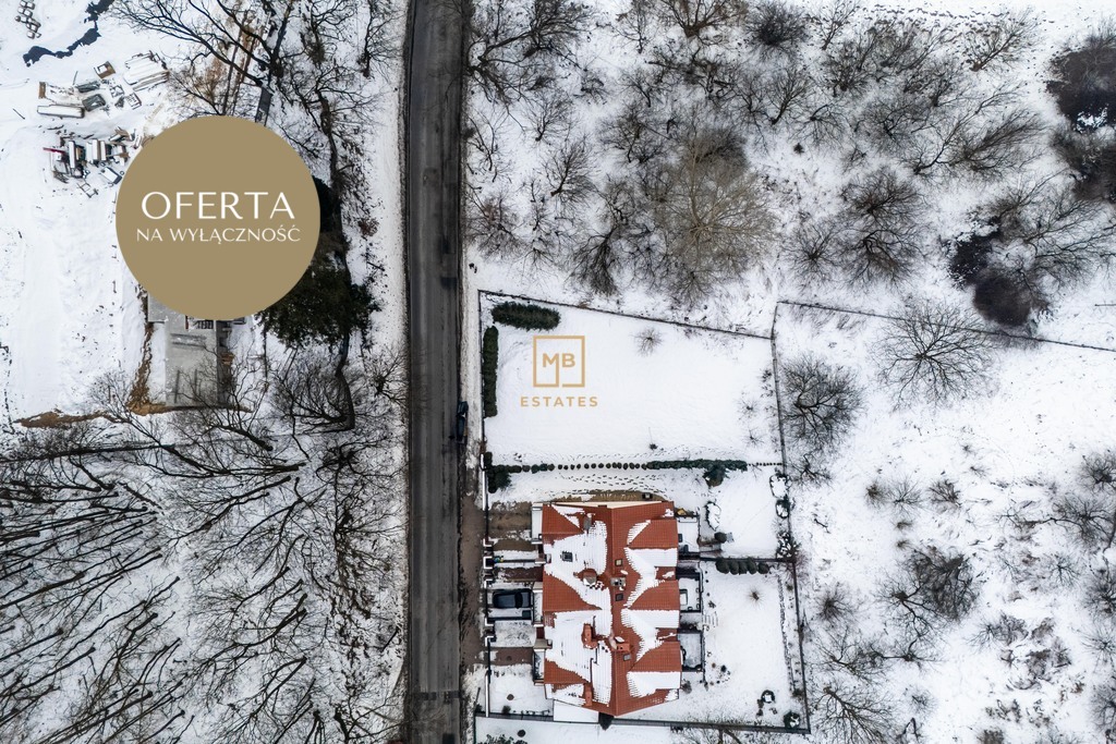 Działka w otoczeniu zieleni.