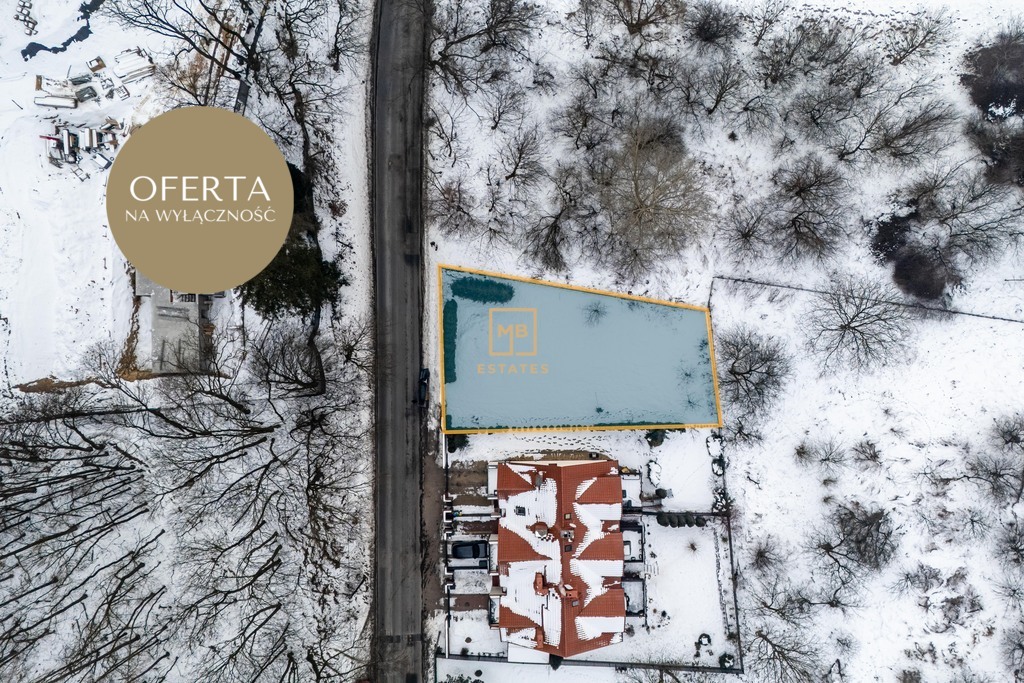 Działka w otoczeniu zieleni.