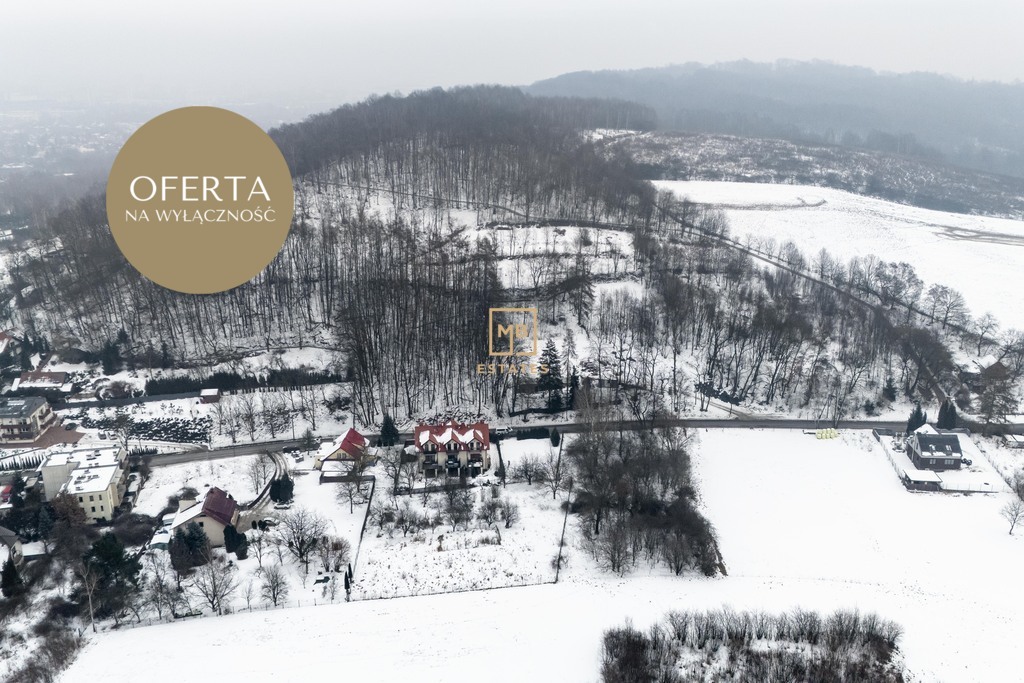 Działka w otoczeniu zieleni.