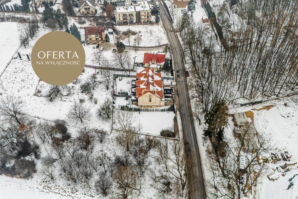 Działka w otoczeniu zieleni.