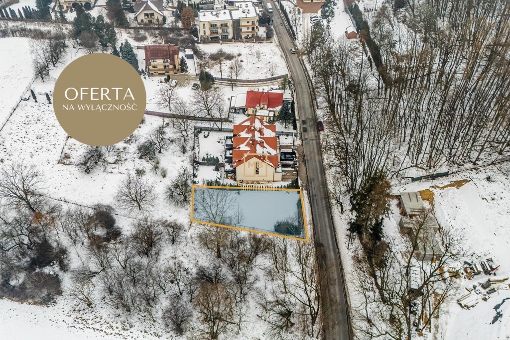 Działka w otoczeniu zieleni.