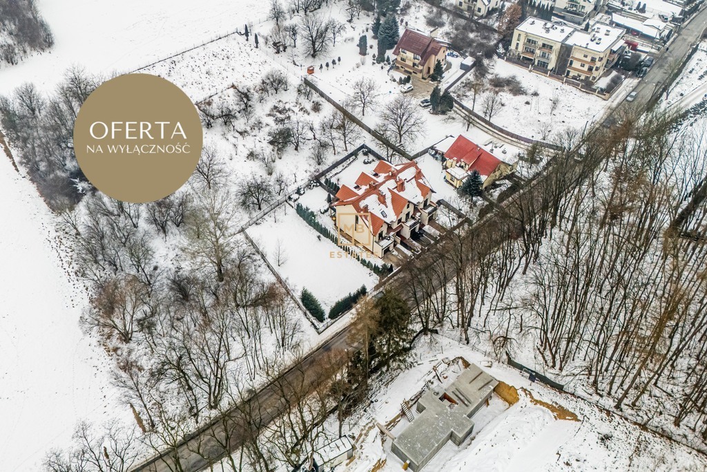 Działka w otoczeniu zieleni.