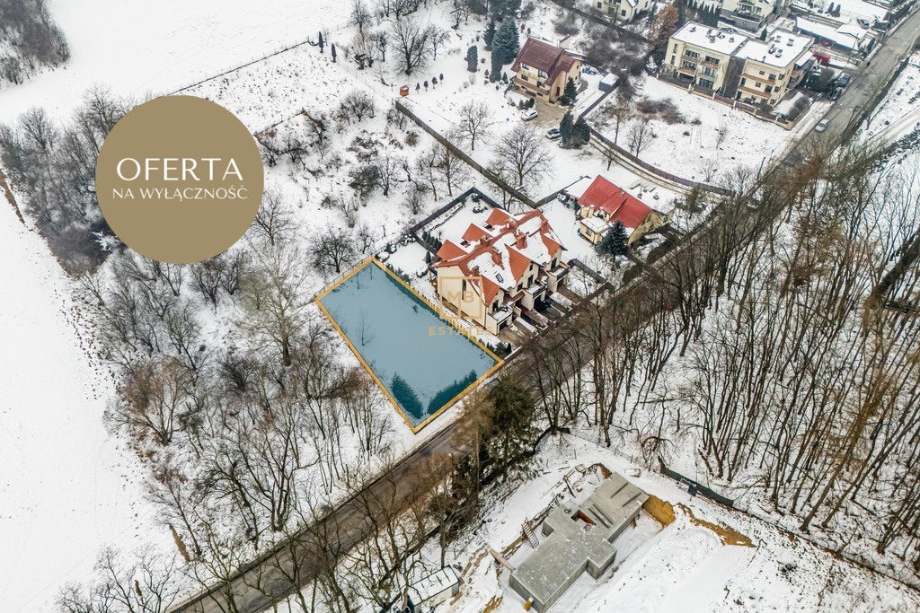 Działka w otoczeniu zieleni.