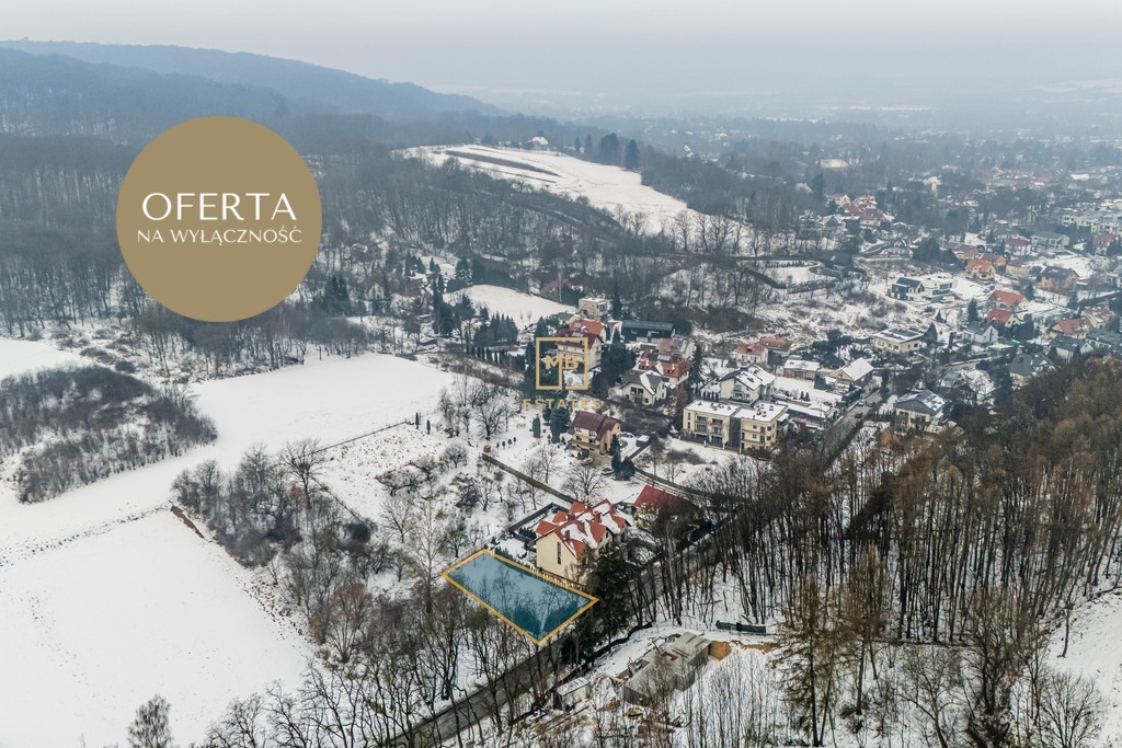 Działka w otoczeniu zieleni.