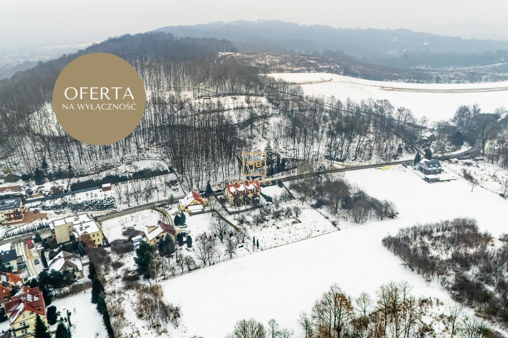 Działka w otoczeniu zieleni.