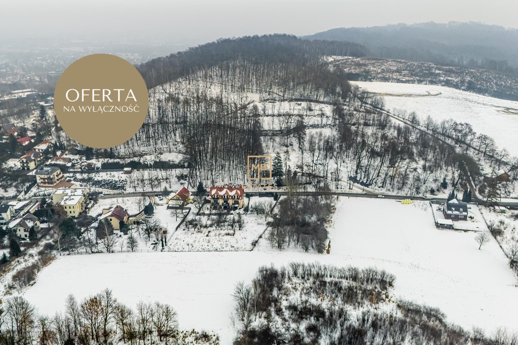 Działka w otoczeniu zieleni.