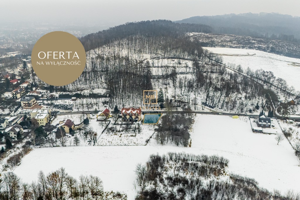 Działka w otoczeniu zieleni.