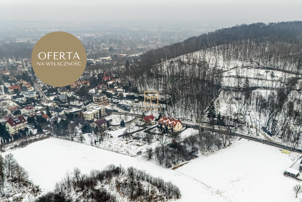 Działka w otoczeniu zieleni.