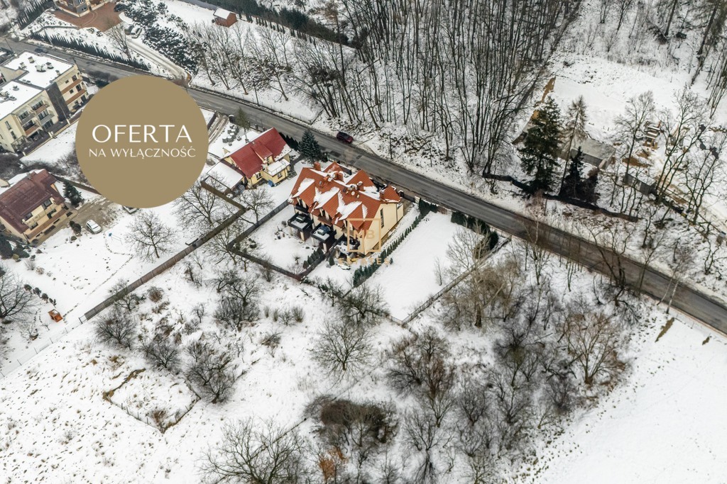 Działka w otoczeniu zieleni.