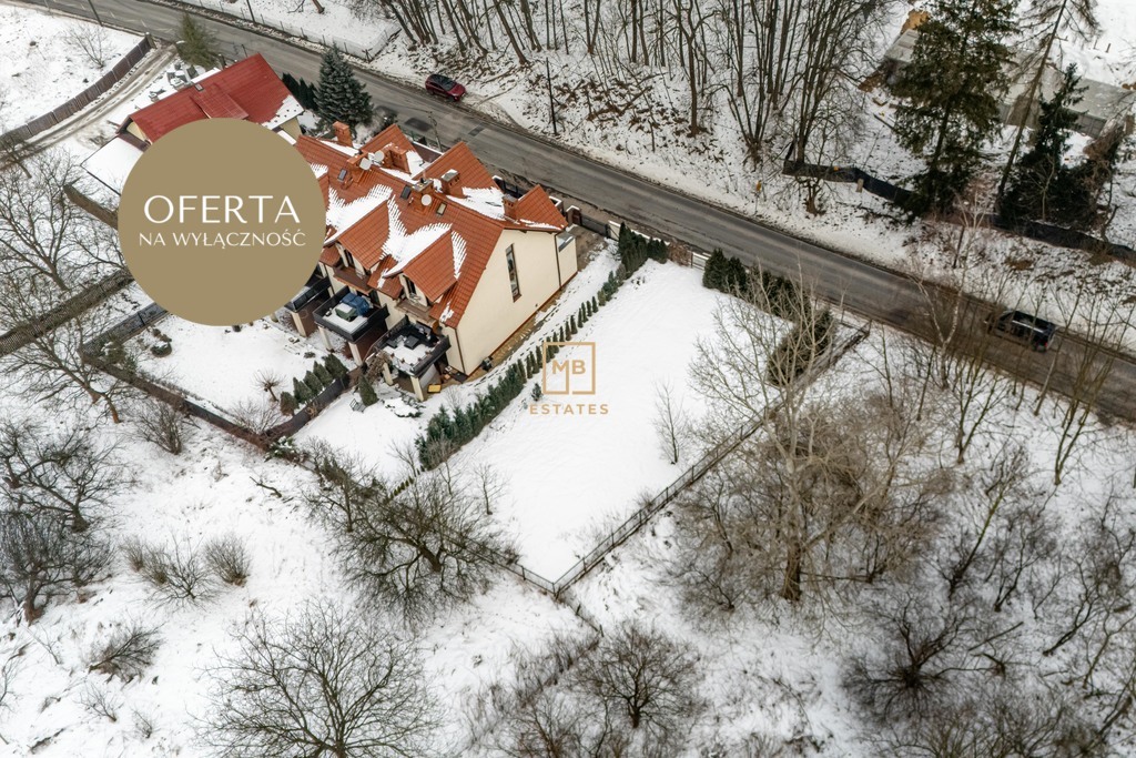 Działka w otoczeniu zieleni.