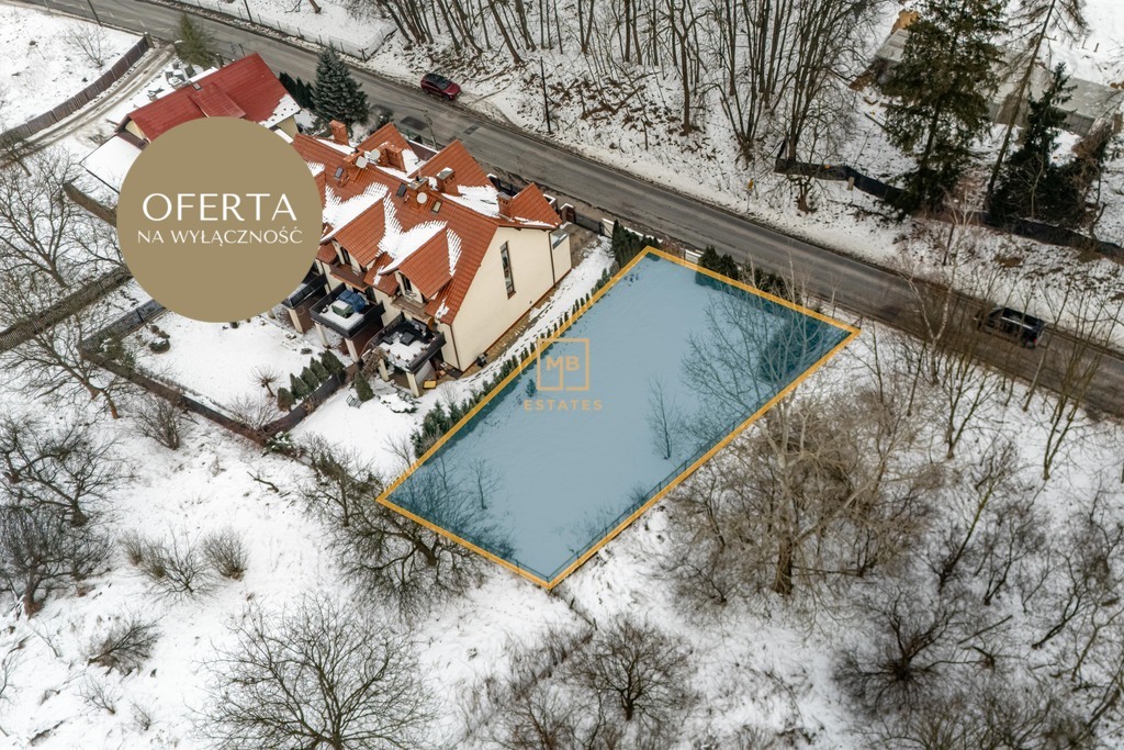 Działka w otoczeniu zieleni.