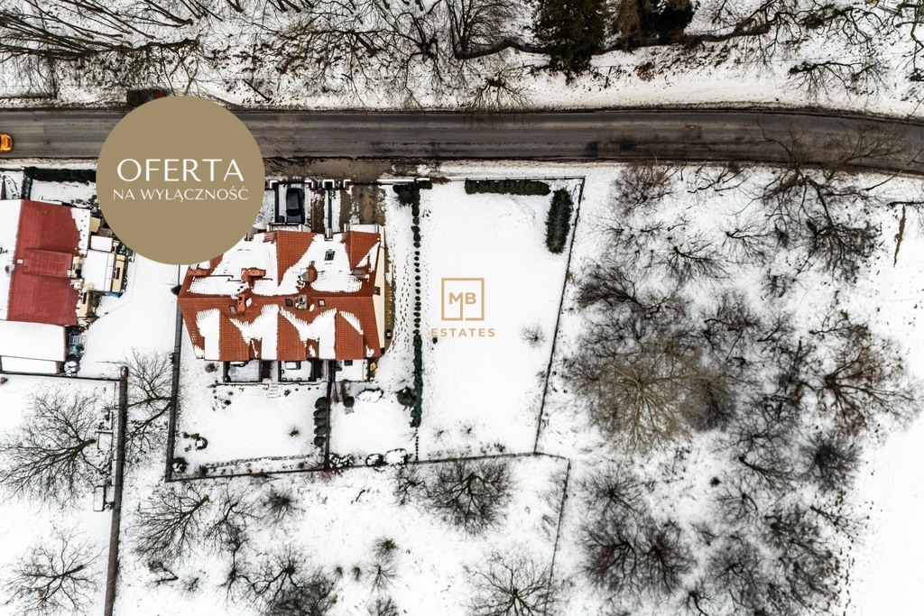 Działka w otoczeniu zieleni.