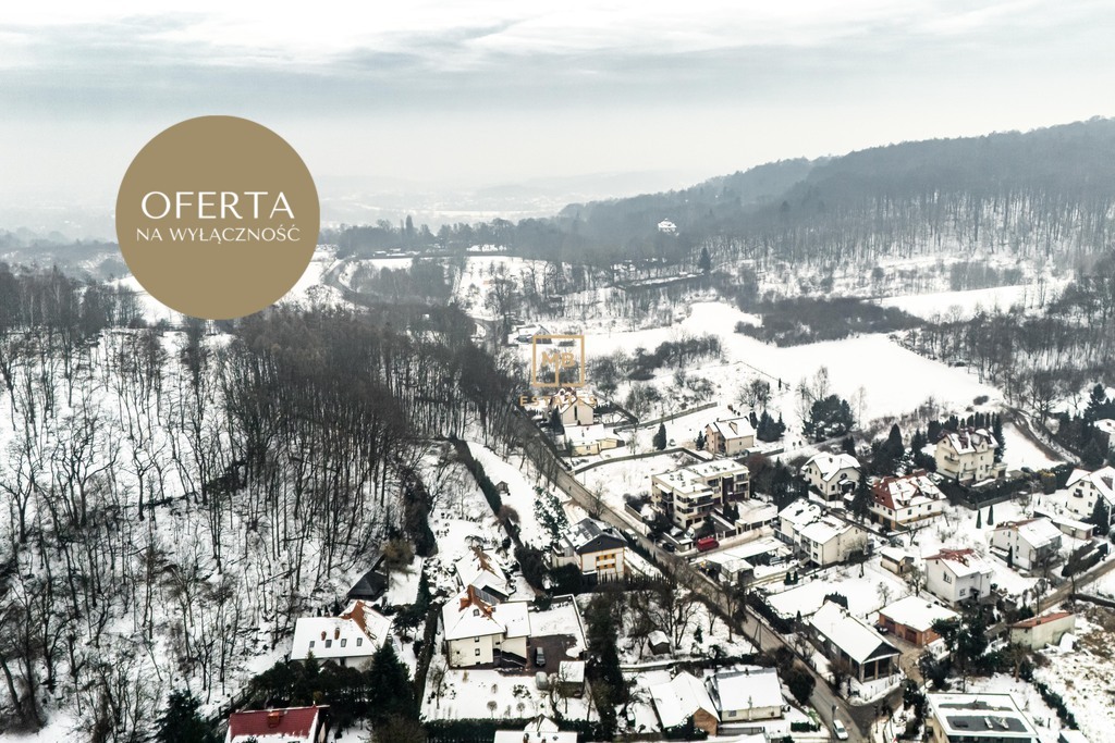 Działka w otoczeniu zieleni.