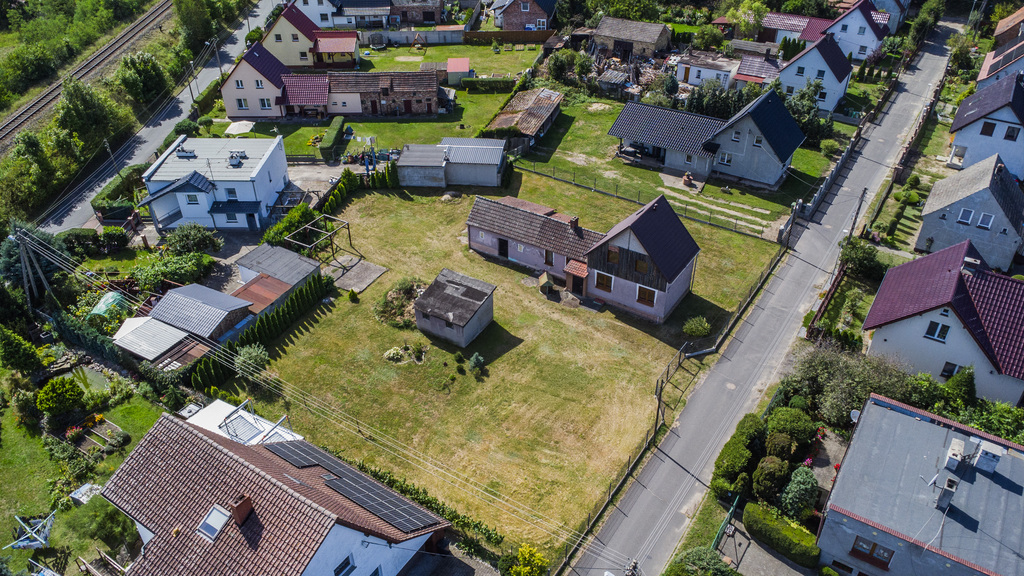 Działka 1518 m² z domem – przestrzeń dla rodziny