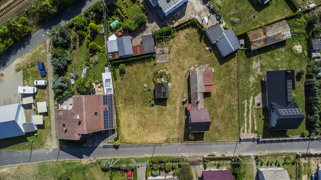 Działka 1518 m² z domem – przestrzeń dla rodziny