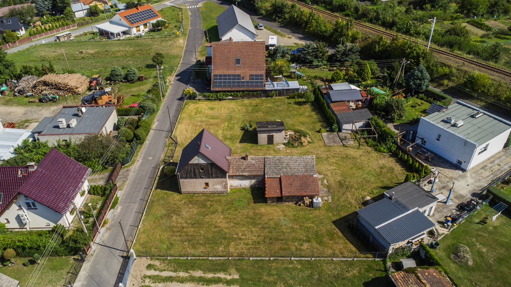Działka 1518 m² z domem – przestrzeń dla rodziny
