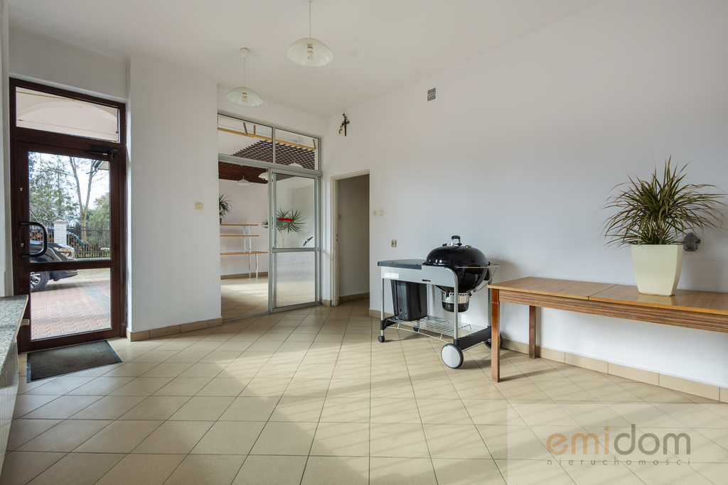 Stara Miłosna | Dom z częścią usługową | 3 lokale